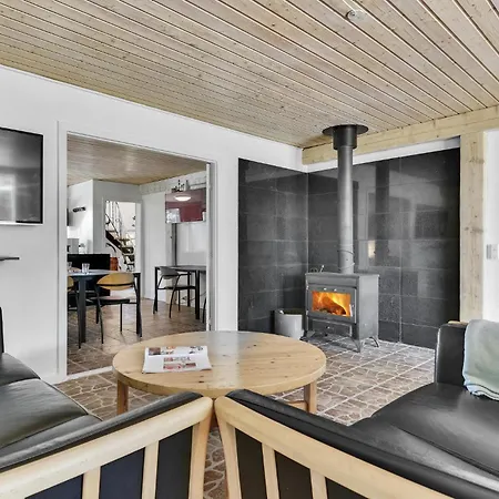 Prázdninový dům Four-bedroom With A Fireplace 01