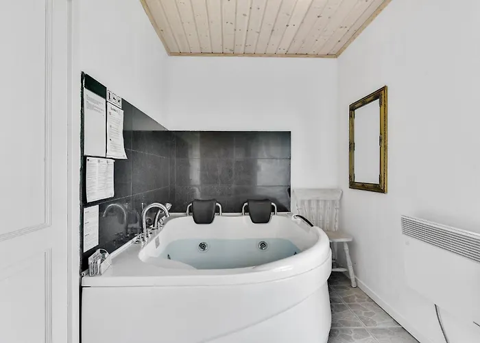 Prázdninový dům Four-bedroom With A Fireplace 01 *